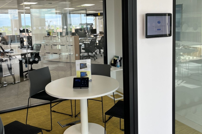 Small meeting room - huddle space.